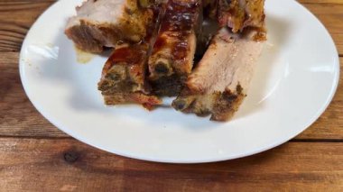 Yakın plan masa üzerinde dilimlenmiş domuz pirzolası.