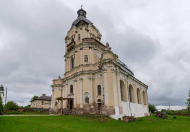 18. yüzyılın Kutsal Üçlemesi Barok Kilisesi Mykulyntsi, Ukrayna 'da, restorasyon çalışmaları sırasında yağmurlu bir günde genel manzara