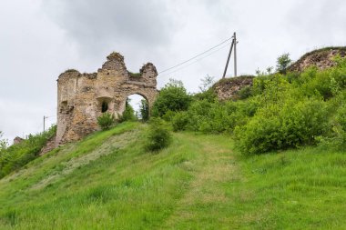 Sydoriv Şatosu 'nun 17. yüzyıldaki güney taştan kulesi. Ukrayna' nın Sydoriv köyüne giriş ve çıkışları var.