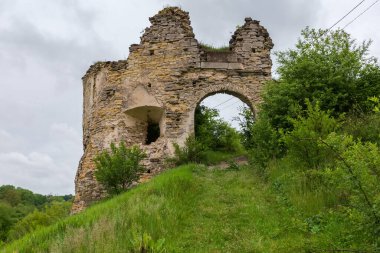 Sydoriv Şatosu 'nun 17. yüzyıldaki güney taş kapılı kulesi Ukrayna' nın Sydoriv köyündeki giriş ve payandaları ile birlikte, yağmurlu bahar günlerinde dışarıdan manzaralı.