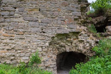 17. yüzyıl, Ukrayna 'daki Sydoriv Kalesi' nin eski avlusundaki taş savunma yapılarının kalıntıları, yağmurlu bir günde kırılan parçaların manzarası.