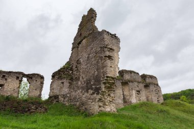 17. yüzyıl Ukrayna 'sındaki Sydoriv Kalesi' nin taş savunma duvarlarının bir kısmı, yağmurlu bir günde gökyüzünün bulutlu olduğunu fark eder.