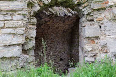 17. yüzyıl, Ukrayna 'daki Sydoriv Kalesi' nin eski avlusundaki taş savunma yapılarının kalıntıları, yağmurlu bir günde kırılan parçaların manzarası.