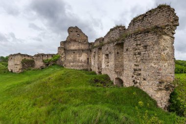 17. yüzyılın Sydoriv Şatosu, Ukrayna 'nın Sydoriv köyündeki taş duvarlar ve diğer savunma yapılarından oluşan kalıntılar, ilkbahar yağmurlu günlerinde eski avludan görülüyor.