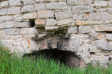 17. yüzyıl, Ukrayna 'daki Sydoriv Kalesi' nin eski avlusundaki taş savunma yapılarının kalıntıları, yağmurlu bir günde kırılan parçaların manzarası.