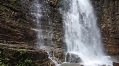 Ukrayna Karpatları 'ndaki uçurumdan düşen Maniava şelalesi, hava manzarası