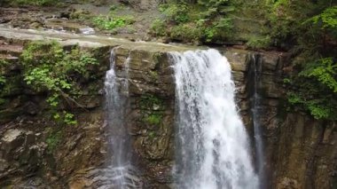 Ukrayna Karpatları 'ndaki uçurumdan düşen Maniava şelalesi, hava manzarası