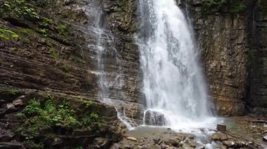 Ukrayna Karpatları 'ndaki uçurumdan düşen Maniava şelalesi, hava manzarası