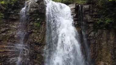 Ukrayna Karpatları 'ndaki uçurumdan düşen Maniava şelalesi, hava manzarası