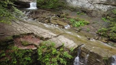 Ukrayna Karpatları 'nda şelaleli Maniavka nehri, hava manzaralı.
