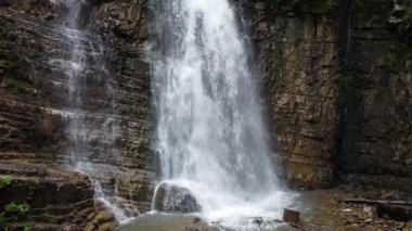 Ukrayna Karpatları 'ndaki uçurumdan düşen Maniava şelalesi, hava manzarası