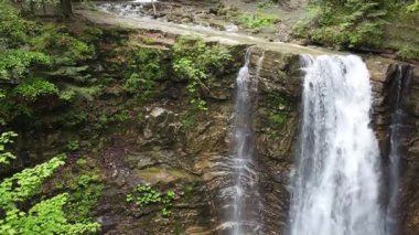 Maniava şelaleleri Ukrayna Karpatları 'ndaki uçurumlardan düşüyor.