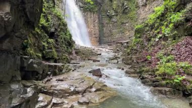 Maniava Şelalesi Ukrayna Karpatlarının sarp kayalıklarından düşüyor