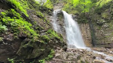 Maniava Şelalesi Ukrayna Karpatlarının sarp kayalıklarından düşüyor