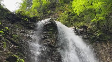 Maniava Şelalesi Ukrayna Karpatlarının sarp kayalıklarından düşüyor