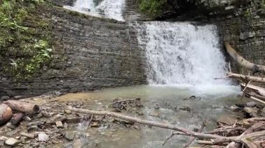 Zamlatsky Şelalesi Ukrayna Karpatları 'ndaki katmanlı kayalardan düşüyor