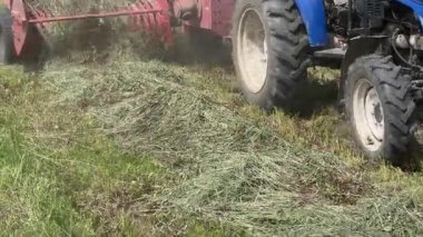 Bir tarlada küçük kare balyalarla saman balyalamak