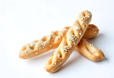 Beyaz arkaplanda taze ekmek çubukları
