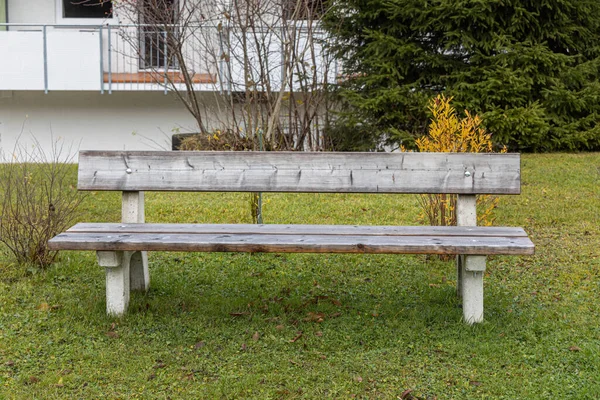 秋天灰色的木制长椅在外面 — 图库照片