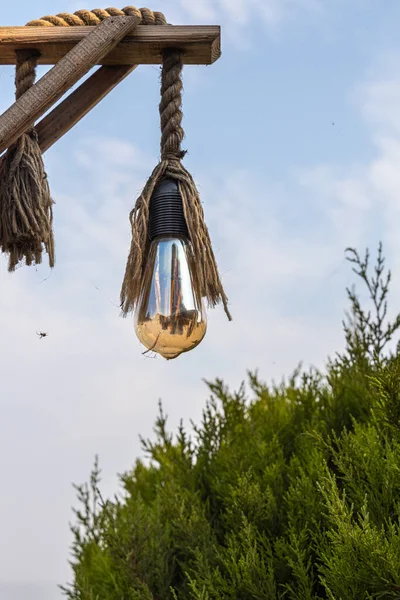 Стеклянная Прозрачная Лампа Классической Формы Мяч Веревкой Декор Находится Деревянном — стоковое фото