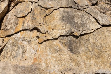Resimde gördüğümüz doğal gri ve turuncu granit taş yüzeyin güzel bir dokusu.