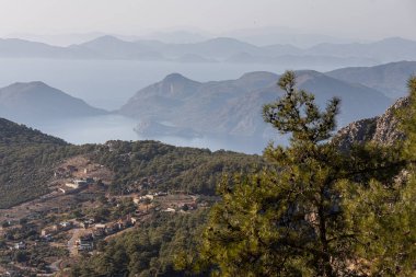 Uçurumlardan ateş ve denize fantastik bir manzara açılıyor.