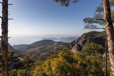 Uçurumlardan ateş ve denize fantastik bir manzara açılıyor.