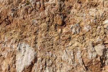 Resimde gördüğümüz doğal gri ve turuncu granit taş yüzeyin güzel bir dokusu.