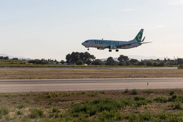Валенсия Испания 2023 Белый Зеленый Самолет Шасси Приземляется Фоне Пейзажа — стоковое фото
