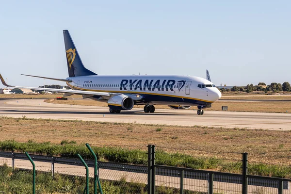 西班牙巴伦西亚04年04月20日23 一架底盘为白色和蓝色的飞机正在景观背景上滑行 — 图库照片