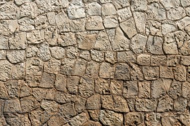 Gri ve turuncu taşlar çatlaklar ile eski bir duvardan bir güzel yatay dokusuna