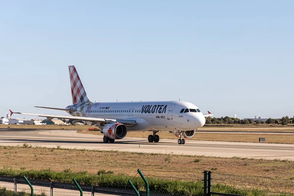 西班牙巴伦西亚04年04月20日23 一架底盘为白色和红色的飞机正在景观背景上滑行 — 图库照片