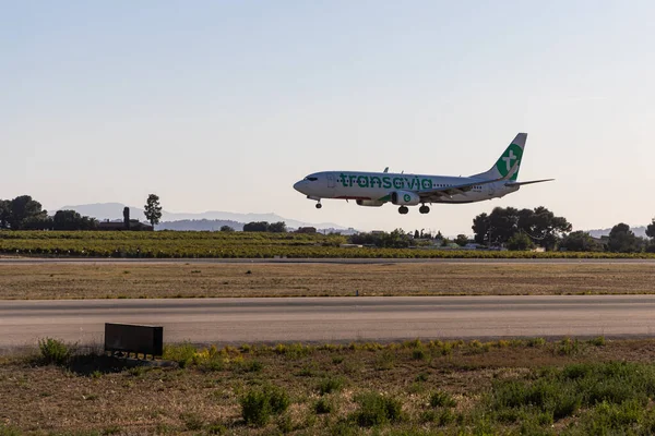 西班牙瓦伦西亚04 2023 一架带有底盘的白色和绿色飞机降落在景观背景上 — 图库照片