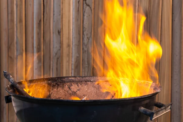 야유회용 불이붙은 금속둥근 바베케 테라스에 — 스톡 사진