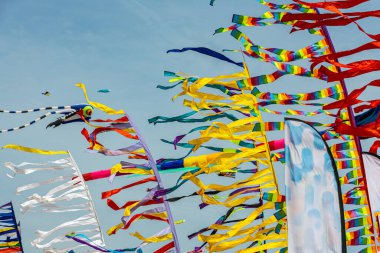 Bayramlarda beyaz bulutlu mavi gökyüzü üzerinde renkli bayraklar