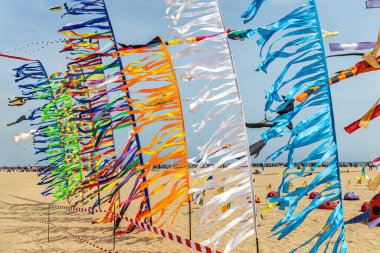 Bayramlarda beyaz bulutlu mavi gökyüzü üzerinde renkli bayraklar