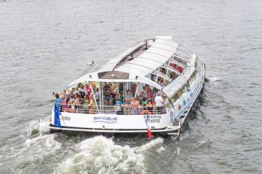 Paris, Fransa - 07 07 07 2023: Nehirde insanlar olan güzel beyaz bir tekne