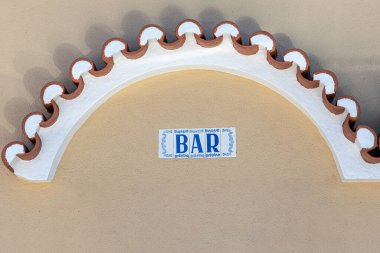 Kemer tasarım elementi ve işaret çubuğuyla eski turuncu bir duvarın güzel dokusu