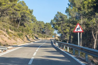 Beyaz rüzgar jeneratörlü arabasız bir yol alternatif enerji üretir.