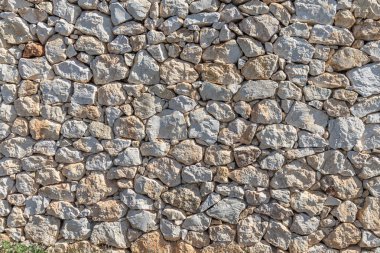 Gri taşların ve sarı taşların güzel dokusu parktadır.