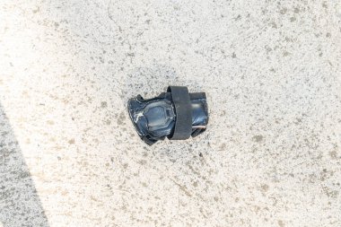 Beton arka plandaki gri bileklik.