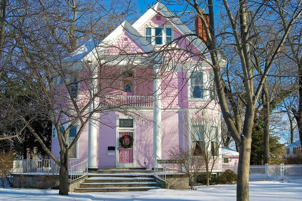 粉红维多利亚风格的房子 前门有绿色圣诞花环 — 图库照片