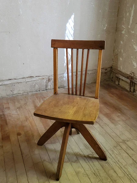 Drewniane Krzesło Starym Pokoju Zagrożonymi Ścianami Drewnianą Podłogą — Zdjęcie stockowe