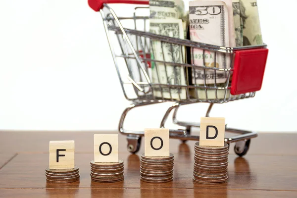 Emelkedő Élelmiszerköltség Koncepció Amerikai Pénzzel Egy Bevásárlókocsiban — Stock Fotó