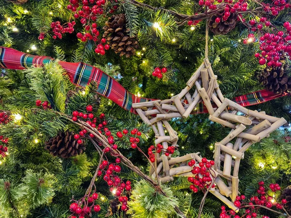Driftwood Ster Ornament Kerstboom Met Rood Lint Bessen Vakantielichten — Stockfoto