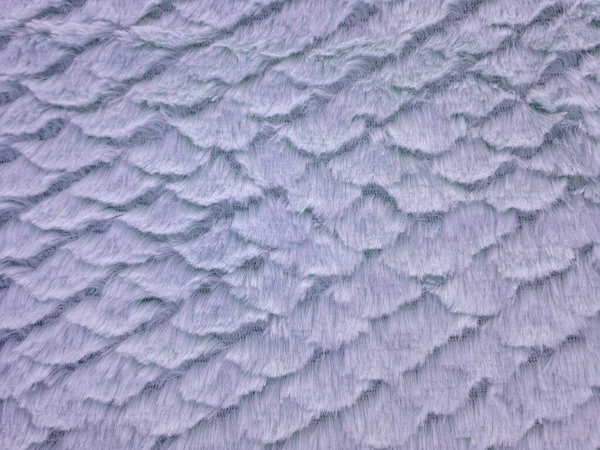 ホタテ柄の紫色のフェイクファーのクローズアップ — ストック写真