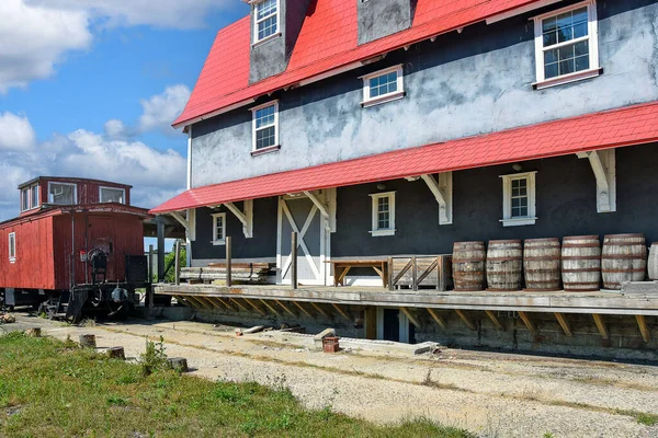 Row Old Wooden Barrels Train Station Dock Red Caboose — Stock Photo, Image
