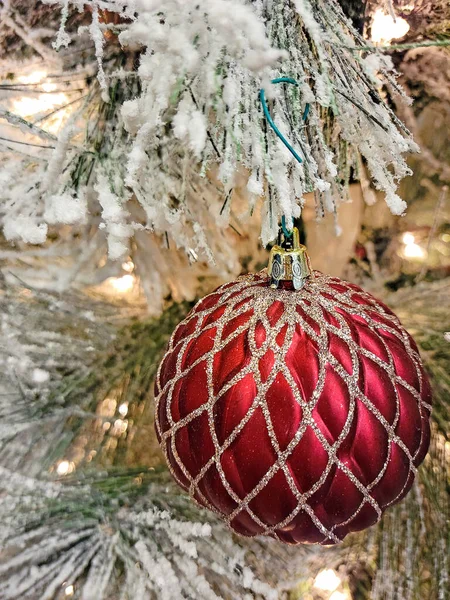 白い休日の木に吊るされた金の輝き格子模様の赤いクリスマス飾りの閉鎖 — ストック写真