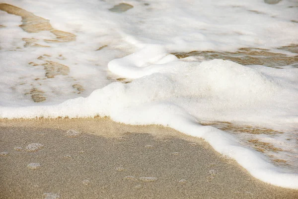 Белая Морская Пена Тропическом Пляже — стоковое фото