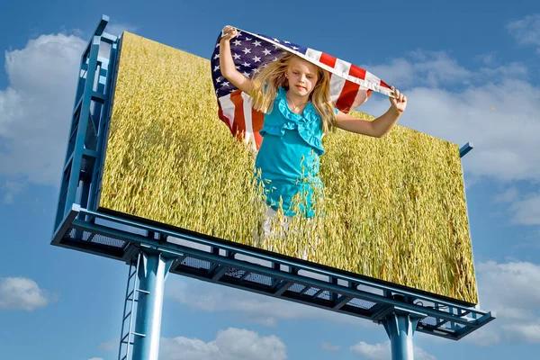 하늘을 배경으로 밭에서 국기를 달리고 소녀의 빌보드 — 스톡 사진